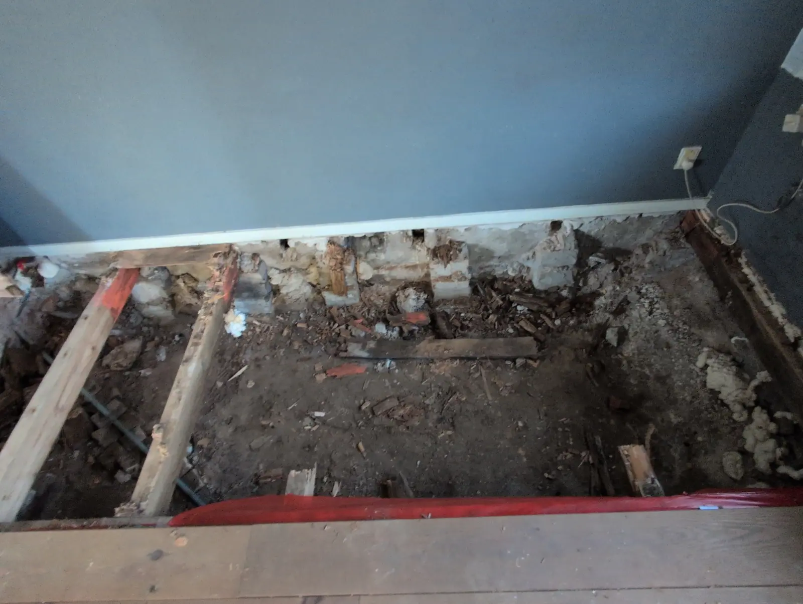 Geopende houten vloerconstructie in een oudere woning