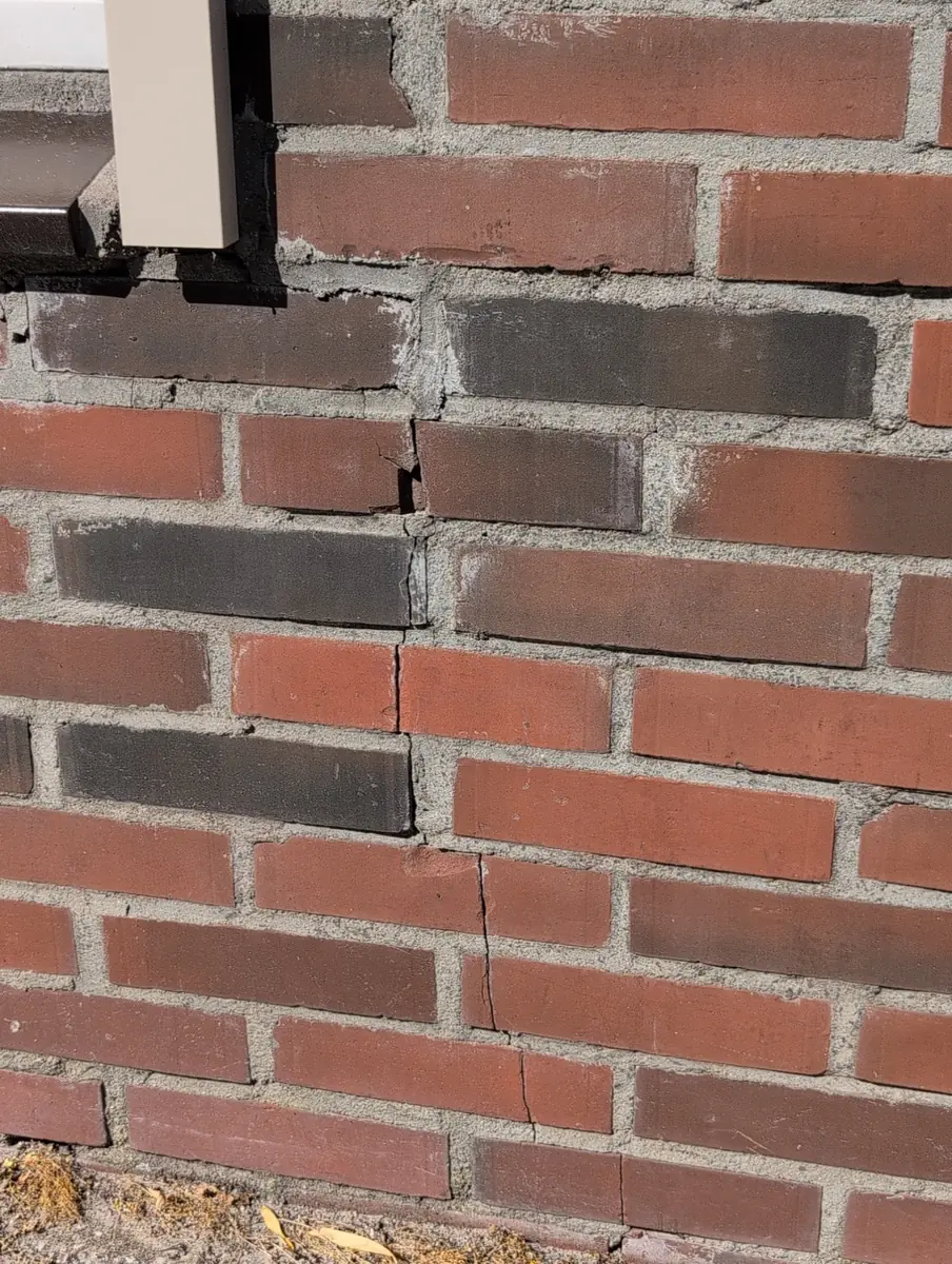 Verticaal scheurbeeld in gemetselde gevel