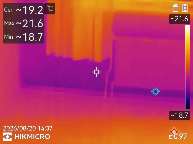 Warmtebeeld van dezelfde wand en raamaansluiting